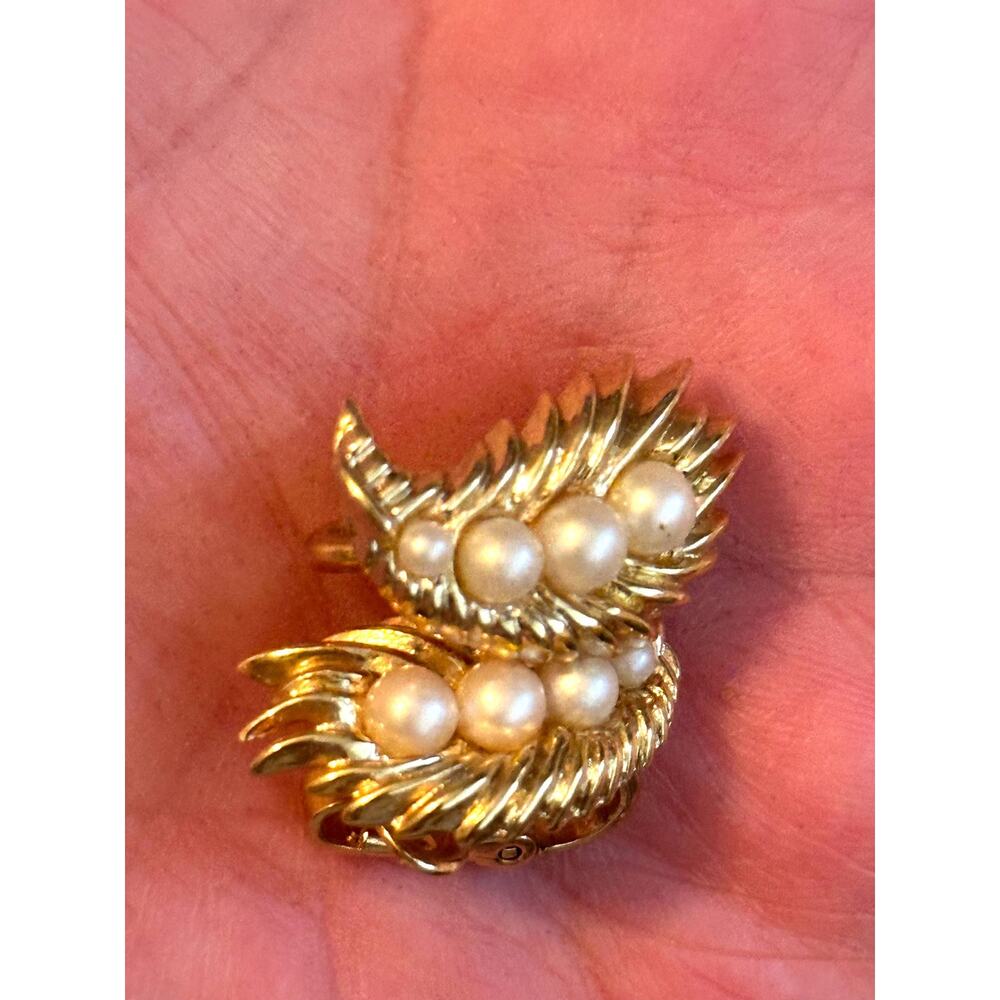 Crown Trifari Gold Tone Pearl Clip-On signed vintage Earrings -Mid Century - Picture 4 of 5